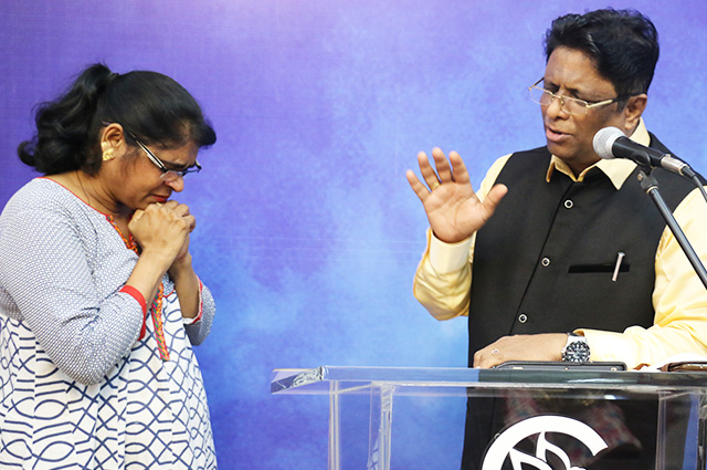 Praise Report of Friday Retreat Prayer by Grace Ministry in Mangalore organized by Bro Andrew Richard. Hundreds thronged to the retreat prayer and received healing and deliverance.