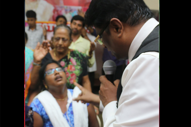People witnessed Instant Healing, Deliverance and Prophecy during the Friday retreat organized by Grace Ministry in Mangalore. Many witnessed the prophetic hand of God.