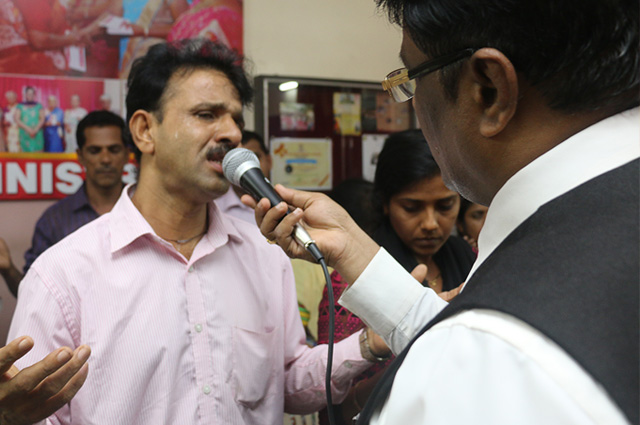 People witnessed Instant Healing, Deliverance and Prophecy during the Friday retreat organized by Grace Ministry in Mangalore. Many witnessed the prophetic hand of God.